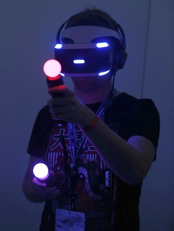 Ein Fachbesucher testet (Nordrhein-Westfalen) auf der Spielemesse Gamescom mit einer VR-Brille (Virtual Reality) ein Computerspiel. | Bild: picture-alliance/dpa
