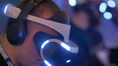 Ein Fachbesucher testet auf der Spielemesse Gamescom mit einer VR-Brille (Virtual Reality) ein Computerspiel. | Bild: picture-alliance/dpa