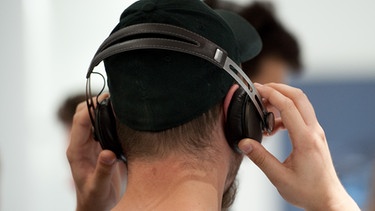 Mann mit Kopfhörer | Bild: picture-alliance/dpa