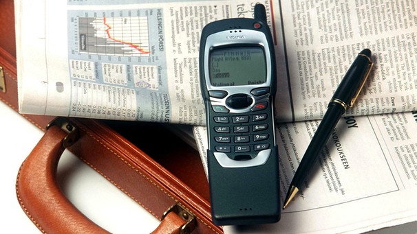 Das Nokia 7118 Mobile Media Mode ist das erste Handy, das mit WAP-Technologie den Zugang zum World Wide Web ermöglicht.  | Bild: picture-alliance/dpa