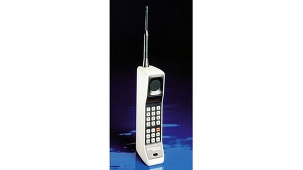 Das weltweit erste Handy, das DynaTAC 8000x von Motorola | Bild: picture-alliance/dpa