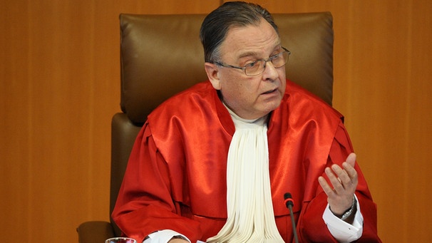 Der oberste Verfassungsrichter Hans-Jürgen Papier spricht am bei der Urteilsverkündung über die Vorratsdatenspeicherung. | Bild: picture-alliance/dpa