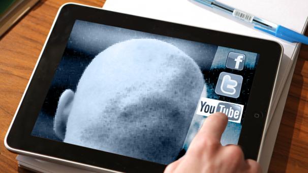 Symbolbild: Der Kopf eines Neonazis auf einem iPad, daneben verschiedene Social Media-Logos | Bild: colourbox.com, Facebook, Twitter, Youtube; Montage: BR