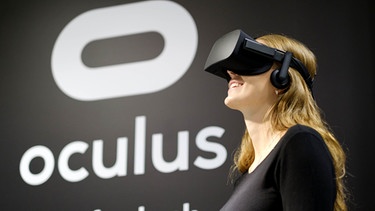 Spielerin trägt die VR-Brille Oculus Rift | Bild: picture-alliance/dpa