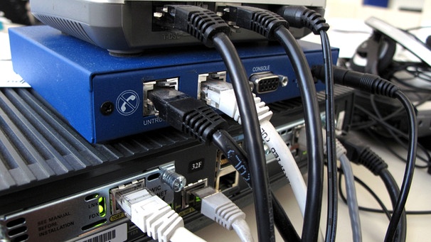 Router und Netzwerkkabel | Bild: picture-alliance/dpa