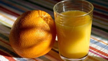 Eine Orange und ein Glas Orangensaft | Bild: picture-alliance/dpa