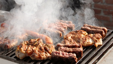 Fleisch und Würstl auf dem Grill umhüllt von Rauchschwaden | Bild: colourbox.com