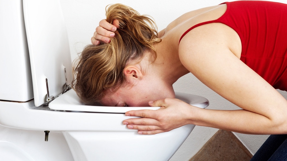Die wesentlichen Symptome einer Norovirus-Infektion sind in der Regel Erbrechen und Durchfall. Im Bild: Frau erbricht in Toilette | Bild: colourbox.com