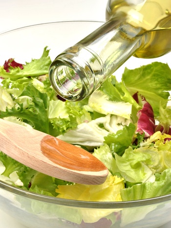 Ölflasche mit Salat | Bild: colourbox.com