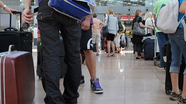 Wartende Flugpassagiere am Flughafen | Bild: picture-alliance/dpa