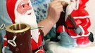 Weihnachtsbaumständer mit Nikolaus | Bild: picture-alliance/dpa