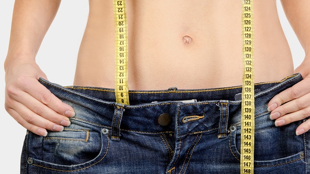 Symbolbild: Diät, Schlanke Frau hält ihre XXL-Jeans zum Vergleich vor sich. | Bild: colourbox.com