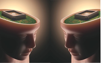 Symbolbild: Menschen mit offenem Kopf, anstelle des Gehirns sitzt dort eine Platine mit einem Computerchip | Bild: picture alliance / PantherMedia / Bearbeitung: BR