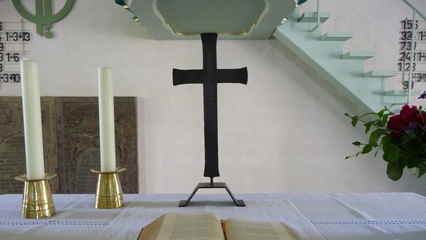 Altar der evangelischen Kirche  | Bild: dpa/Beate Schleep