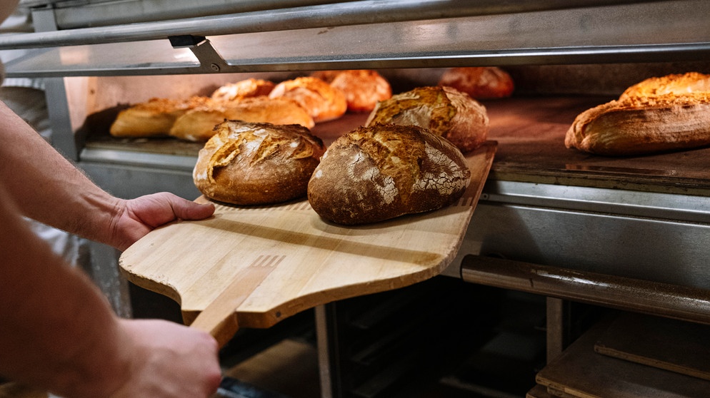 Brot wird aus Backofen geholt | Bild: picture-alliance/dpa