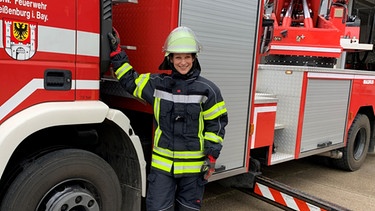 STATIONEN-Moderatorin Irene Esmann vor einem Feuerwehrauto im mittelfränkischen Weißenburg | Bild: BR/ Andrea Kammhuber