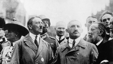 Adolf Hitler und Julius Streicher 1923 beim "Deutschen Tag" in Nürnberg | Bild: picture-alliance/dpa
