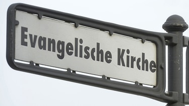 Straßenschild mit der Aufschrift "Evangelische Kirche" | Bild: picture-alliance/dpa