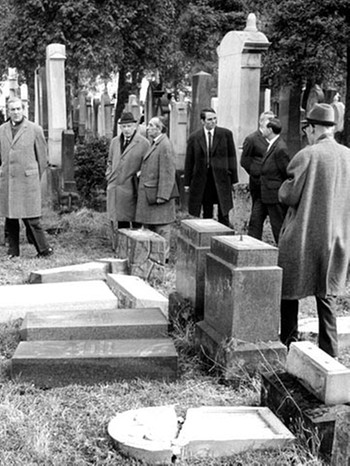 Umgeworfene Grabsteine auf Israelitischem Friedhof in München | Bild: picture-alliance/dpa