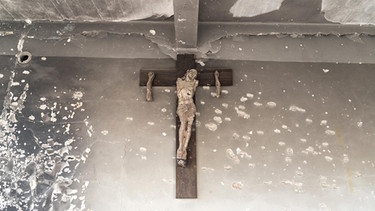 Zerschossenes Kreuz in einer Kirche in Syrien | Bild: OpenDoors