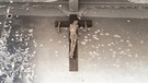 Zerschossenes Kreuz in einer Kirche in Syrien | Bild: OpenDoors