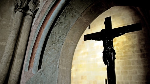 Ein Kreuz mit der Jesusfigur im Dom zu Meißen | Bild: dpa/Arno Burgi