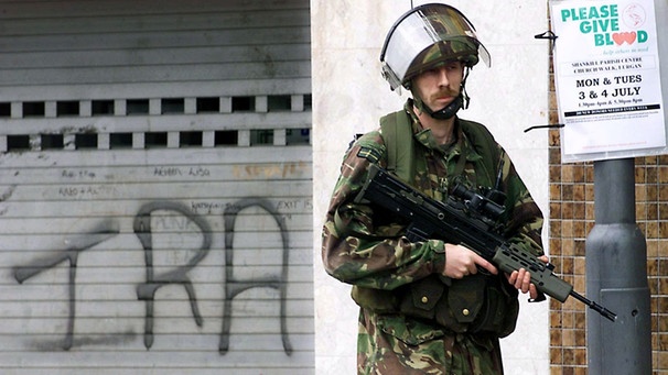 Britischer Soldat vor IRA-Graffiti | Bild: picture-alliance/dpa