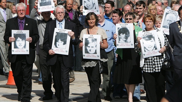 Familie mit Fotos der getöteten Demonstranten 1972 bei "Bloody Sunday" in Derry | Bild: picture-alliance/dpa