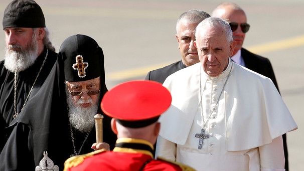 Papst Franziskus: Willkommenszeremonie auf dem Flughafen Tbilisi in Georgien | Bild: Reuters (RNSP)