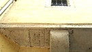 Jüdischer Grabstein, verwendet als Bausubstanz | Bild: BR