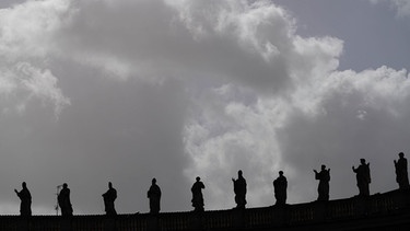 Dunkle Wolken über dem Petersplatz | Bild: dpa-Bildfunk/Gregorio Borgia