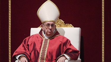 Papst Franziskus bei der Karfreitagsliturgie  | Bild: picture-alliance/dpa