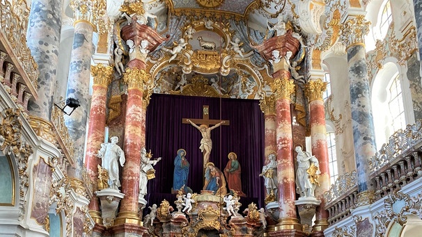 Blick auf den prächtig gestalteten Altar in der Wieskirche. | Bild: BR/Elisabeth Möst