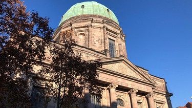 Außenansicht der Pfarrkirche St. Elisabeth in Nürnberg | Bild: BR/ Isabel Lembke