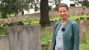 STATIONEN-Moderatorin Irene Esmann am Friedhof von Georgensgmünd | Bild: BR/ Sabine Rauh
