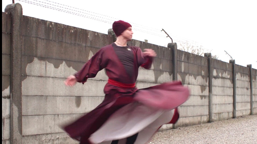Sufi Boris tanzt vor dem Konzentrationslager in Dachau
| Bild: BR