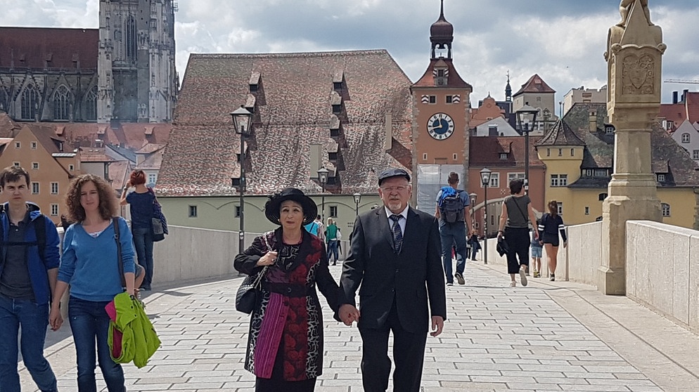 Therese und Gideon Rosenthal sind eines der ersten Paare, die in Regensburg wieder eine Chuppa, eine jüdische Hochzeit feierten. | Bild: BR