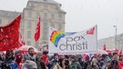 Pax Christi Anhänger demonstrieren auf der Münchner Sicherheitskonferenz | Bild: BR/ Elisabeth Möst