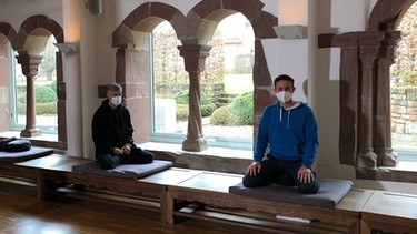 Moderator Benedikt Schregle meditiert mit Zen-Meister Alexander Projal | Bild: BR/ Thomas Hauswald