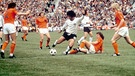 Gerd Müller (Mitte) kurz vor dem 2:1-Siegtreffer im WM-Finale 1974 zwischen Deutschland und den Niederlanden | Bild: picture-alliance/dpa