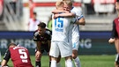 Die Spieler von Hansa Rostock jubeln nach dem Abpfiff.  | Bild: dpa-Bildfunk/Daniel Karmann