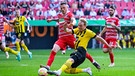 Dortmunds Julian Brandt (r) macht das Tor zum 0:3.  | Bild: dpa-Bildfunk/Tom Weller