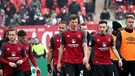 Nach der Niederlage gegen Lokalrivalen SpVgg Greuter Fürth sind die Spieler des 1. FCN enttäuscht, 25. Spieltag. | Bild: picture-alliance