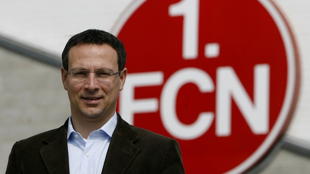 Martin Bader vor 1. FCN-Logo | Bild: picture-alliance/dpa