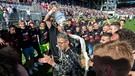 Nürnbergs Spieler jubeln nach dem Spiel und überschütten Nürnbergs Trainer Michael Köllner (M) mit Bier. | Bild: dpa-Bildfunk/Daniel Maurer