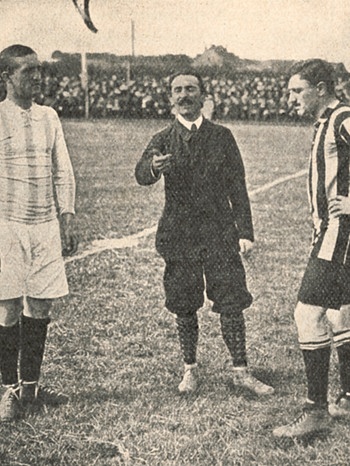 Finale 1914: Fürths Kapitän Julius Hirsch (r) bei der Seitenwahl mit dem Leipziger Spielführer Curt Hesse (l) | Bild: Archiv SpVgg Greuther Fürth