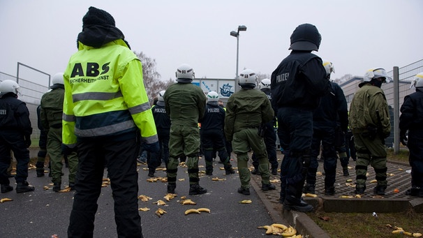 Polizisten vor dem Stadion von Hansa Rostock | Bild: picture-alliance/dpa
