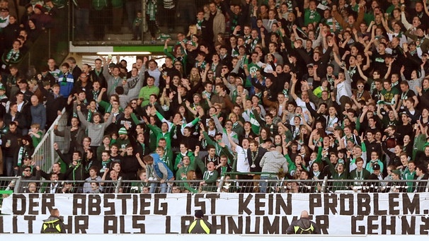  Die Führter Fans halten ein Transparent mit der Aufschrift «Der Abstieg ist kein Problem... doch wollt ihr als Lachnummer geh'n?» in die Höhe.  | Bild: picture-alliance/dpa