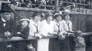 Fürther Zuschauer in den 1920er-Jahren: Der Charleston-Look ist gerade angesagt. | Bild: Archiv SpVgg Greuther Fürth