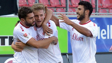 Nejmeddin Daghfous, Patrick Weihrauch und Elia Soriano jubeln nach dem Treffer zum 0:1 (li-r) | Bild: dpa-Bildfunk